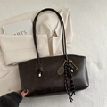 Sac cabas rétro marron foncé en similicuir mat avec breloques et bandoulières stylées - Café Avec Charme de Baseball