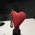 Sac à main rouge en forme de cœur en cuir litchi avec sangle LOVE et détails dorés - Rouge