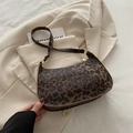 Vintage Hobo-Tasche mit Leopardenmuster und goldenen Details auf beigem Blazer - Braun