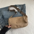 Khaki Umhängetasche aus weichem Leder mit buntem Webriemen und FASHION-Prägung - Khaki