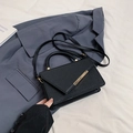 Retro black lychee grain crossbody bag with modern gold metal bar and shoulder strap - Black