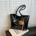 Grand sac cabas noir en simili cuir avec breloque ours brun et cordon tressé déco - Noir Avec Pendentif