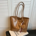 Grand sac cabas minimaliste en cuir PU marron foncé avec charmant ours peluche - Khaki Avec Pendentif