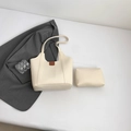 Bolso tote de cuero blanco roto con neceser a juego y detalles en contraste marrón - Blanco