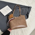 Grand sac cabas vintage marron avec texture litchi et charmant ours peluche - Café Avec Pendentif