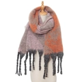 Detail der dicken Strickschal-Struktur mit orange-grauem Karomuster und schwarzen Quasten - Rosa Orange (02#)