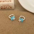 Dettaglio di orecchini a quadrifoglio in pietra occhio di gatto blu con zircone e cerchi in argento - Blu scuro