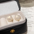 Boucles d'oreilles carrées en perles rouges scintillantes dans un écrin en cuir - Carré Arrondi / Blanc