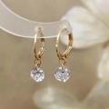 Französische Vintage-Ohrringe mit Goldbeschichtung und glänzenden Zirkonia-Anhängern - Gold