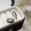 Elegante zilveren vlinder oorbellen met zwart emaille motieven op een wit kussentje - Zwarte vlinder ring oorbellen (A-991)