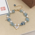 Dettaglio macro del bracciale con perle, cristalli blu e ciondolo a cuore in zircone - Bracciale con Pendente a Cuore in Perla di Cristallo Blu