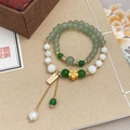 Dettaglio di bracciali fatti a mano in calcedonio verde e perle con ciondoli d'oro e nappe - Bracciale a Strati in Pietra Naturale Calcedonio e Perla d'Acqua Dolce (Set di 2)