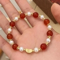 Elegantes Armband aus rotem Achat und Perlen mit vergoldetem Bohnenanhänger für Damen - Naturstein Roter Achat Perlenarmband