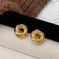 Elegante vergoldete knotenohrringe mit geometrischem texturdesign auf weißem stoffgewebe - Goldener gedrehter Kreisstil (A-1096-Gold)