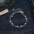 Macro-opname van een dubbellaagse zilveren armband met witte parels en zirkonia bollen - Zilveren Parel Dubbellaagse Ketting Armband (B-419)