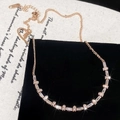 Roségoldene Halskette mit Zirkonia im Baguetteschliff auf schwarzem Samt-Display - Roségold
