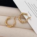 Elegante goldene gedrehte Creolen mit matt gebürsteter Oberfläche im minimalistischen Stil - Klein / Mattgold