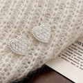 Pendientes de corazón plateados con textura de nido de abeja y borde de cristal - Plateado