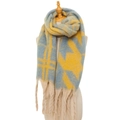 Nahaufnahme von dickem gelb-blauem Winter-Karoschal mit weichen Fransenquasten - Gelb