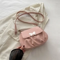 Borsa a spalla rosa arricciata con fibbia a farfalla argentata e tracolla - Rosa