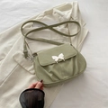 Borsa a spalla plissettata verde salvia con fibbia a farfalla su un blazer chic - Verde