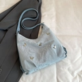 Borsa a tracolla azzurra minimalista con trama plissettata e farfalle in argento - Blu