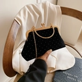 Elegante borsa a mano in velluto nero con perle bianche e manici in metallo dorato - Nero
