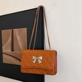 Borsa a tracolla trapuntata marrone con fiocco argento e catena in metallo - Marrone