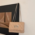 Borsa a tracolla trapuntata beige con fibbia a fiocco argento e cinturino a catena - Cachi