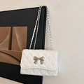 Borsa a tracolla trapuntata bianca con fiocco argento e cinturino a catena in pelle - Bianco