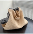 Dettaglio della borsa in paglia intrecciata beige con nastro decorativo pied-de-poule - Bianco Sporco