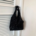 Schicke schwarze Pailletten-Tote-Bag mit passender Mini-Tasche an einem weißen Türhaken - Schwarz