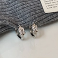 Nahaufnahme der silbernen Knottenohrringe mit Zirkonia-Mikropavé für Damen - Silber