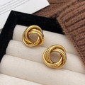 Pendientes de triple nudo dorado entrelazado en un joyero de terciopelo de alta calidad - Dorado