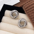 Pendientes de nudo plateados con múltiples aros en una caja de joyería de lujo - Plateado