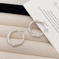 Pendientes de aro retorcidos mate plateados en una elegante caja de regalo - Plata mate