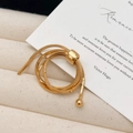 Goldener mehrlagiger Schlangenkette-Ring mit verstellbarem Gleiter auf Samttablett - Mehrschichtiger Wickelring / Gold