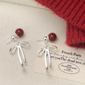 Vista dettagliata di orecchini a fiocco in argento con perla rossa scura stile vintage - Argento con perla rossa
