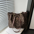 Große Shopper-Tasche mit Leopardenmuster, Metallketten-Riemen und braunem Logo-Patch - Khaki