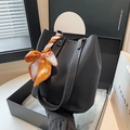 Große schwarze Eimer Tasche aus genarbtem Leder mit Ziernaht und bunter Seidenschal - Schwarz