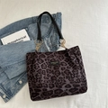 Bolso tote con estampado de leopardo, correas de cuero negro y cadena dorada - Marrón