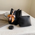 Große schwarze Eimertasche mit Lychee-Muster, Innentasche und dekorativem Seidenschal - Schwarz