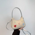 Borsa sottobraccio in tessuto beige con toppe a cuore colorate e manico argento - Argento