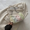 Schicke karierte Mondsichel-Tasche in Pastell mit Sternenmuster und Fransensaum - Reisweiß Fünfzackiger Stern