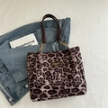Bolso tote con estampado de leopardo con asas de cuero y detalles de cadena dorada - Rosa