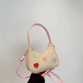 Borsa a mezzaluna beige con bordo rosa e toppe a cuore colorate, a spalla e a tracolla - Rosa