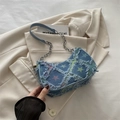 Retro-Halbmondtasche aus Denim mit bunten Sternenprints und Fransen-Effekt - Bunter Stern