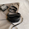 Borsa a sella vintage nera con tracolla larga in tessuto rimovibile e design essenziale - Nero