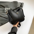 Minimalistische schwarze Schultertasche aus Leder mit goldenem FASHION Schriftzug - Schwarz