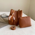 Große caramellbraune Beuteltasche mit kleiner Innentasche und Blumenschal-Deko - Braun